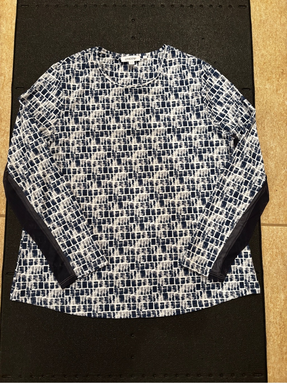 Chico’s Zenergy UPF 50+ Tile Long Sleeve Top Blue White Size 2 L